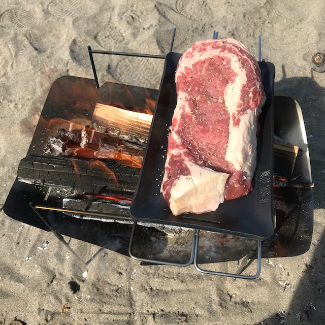 ソロデイキャンプ 焚き火でステーキを鉄板で焼いて食べて大満足